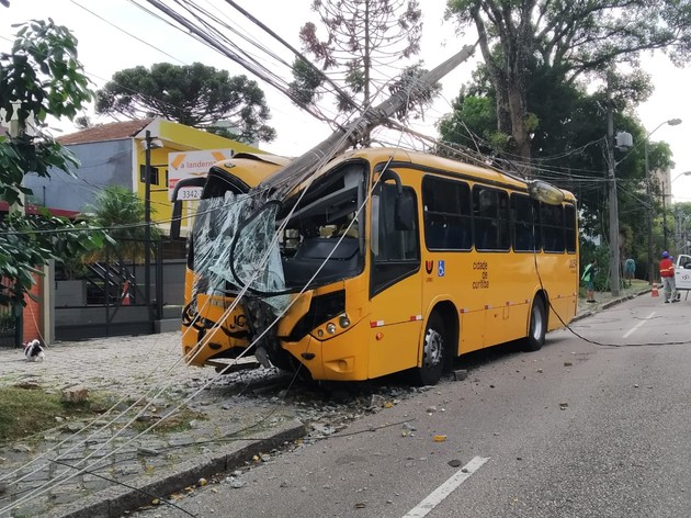 Imagem ilustrativa da imagem Ônibus fica destruído após bater contra poste em Curitiba