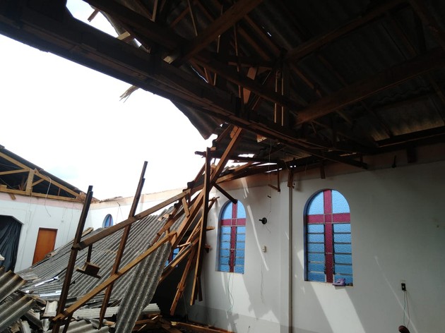 Imagem ilustrativa da imagem Telhado de igreja em reforma desaba em Uvaranas