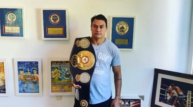 O cinturão é o da Associação Mundial de Boxe (AMB), categoria Super Penas (até 58,9Kg)