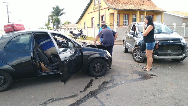 Acidente aconteceu no cruzamento das ruas Quinze de Setembro e Ludgéro Pavão