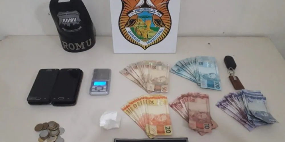 Todo o produto apreendido na casa da suspeita foi levado para a delegacia