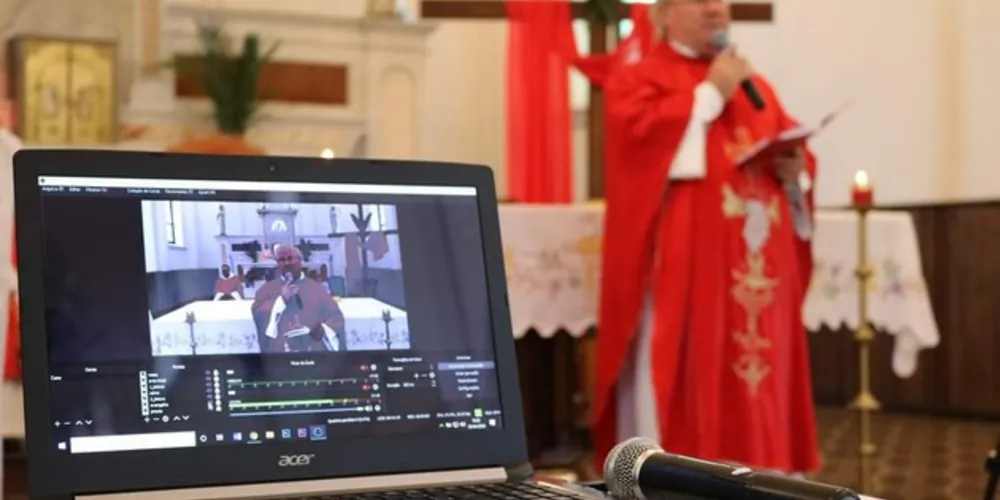 Em Irati, a missão do padre Jorge tem se dado através das rádios, internet e do telefone: “um modo diferente”
