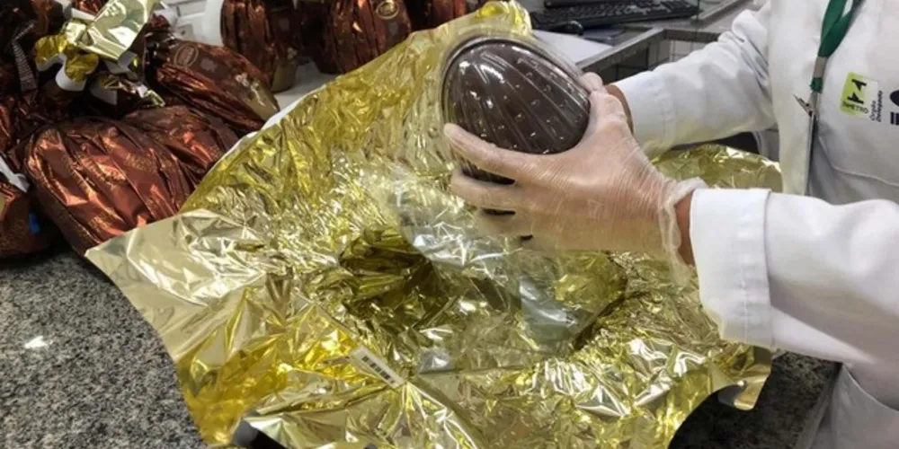 Ovos de chocolate, bombons, demais chocolates, colombas ou qualquer produto embalado deve apresentar, de forma clara, a indicação do peso líquido na sua embalagem