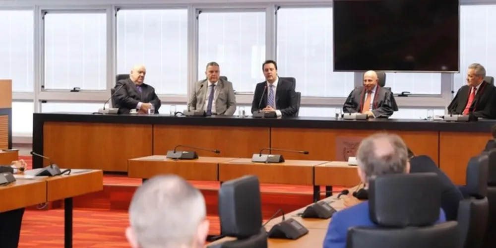 Ratinho Junior participou da posse do procurador-geral de Justiça, Gilberto Giacoia, e enfatizou a ajuda da instituição diante da pandemia.