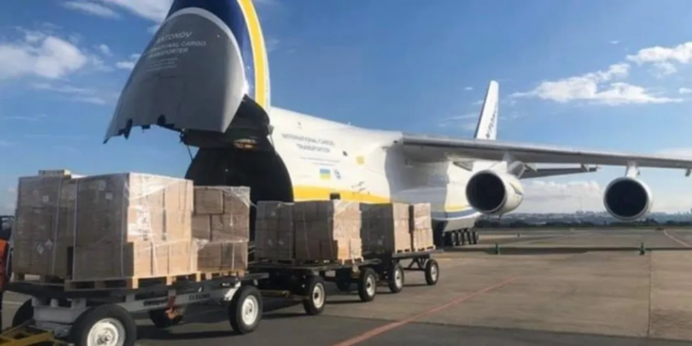 Cargueiro Antonov pousou no aeroporto de Brasília na madrugada desta quarta com equipamentos de proteção a Covid-19