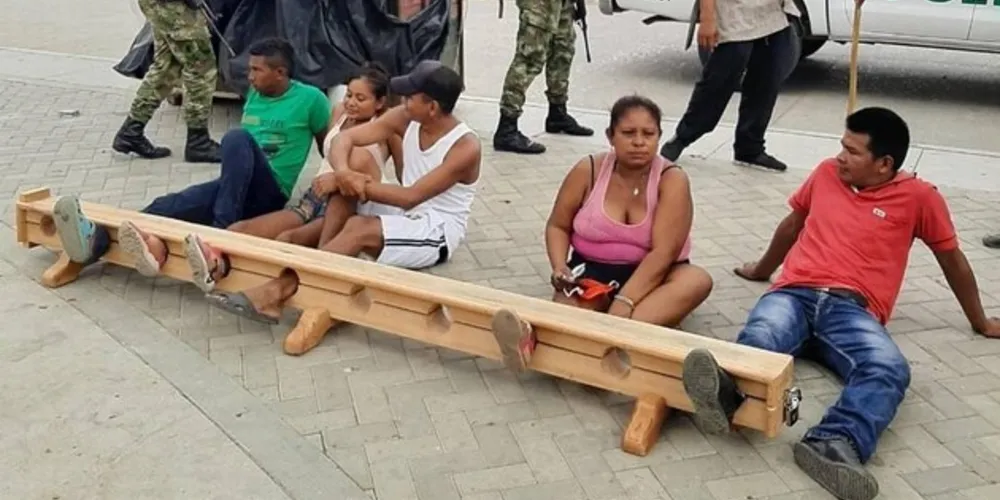 Em Córdoba, moradores que infringem regras obrigatórias de isolamento recebem o castigo por pelo menos meia hora em praça pública