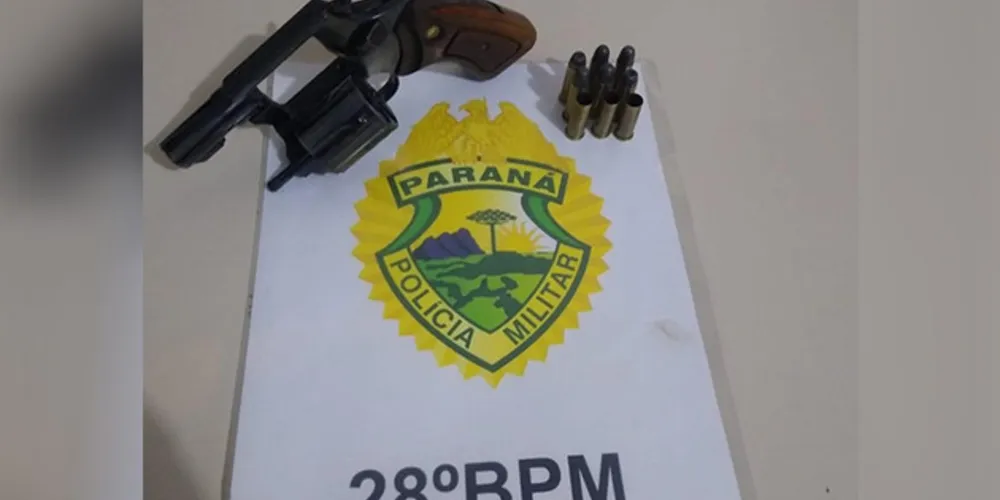 Suspeito tentou jogar arma no meio do caminho, mas foi flagrado pela PM