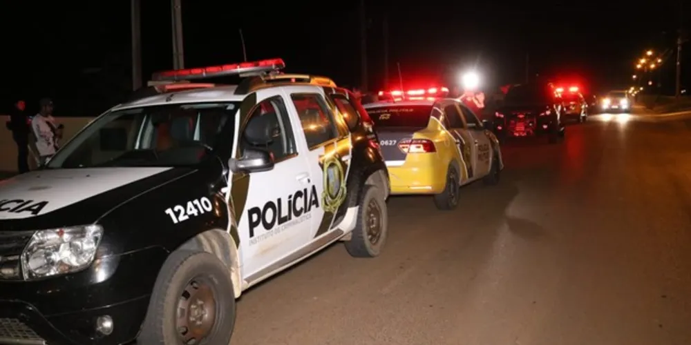 Equipes da Polícia Civil estiveram no local do crime;