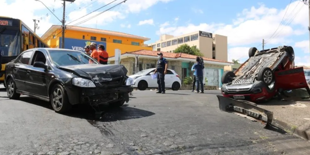 Acidente aconteceu no cruzamento das ruas Pastor Fugmann e Julia Lopes