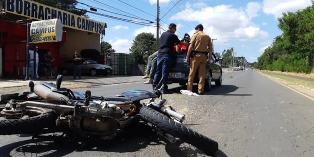 O Siate do Corpo de Bombeiros foi acionado e prestou atendimento ao motociclista que após a colisão traseira parou em cima de carro até a chegada dos socorristas.