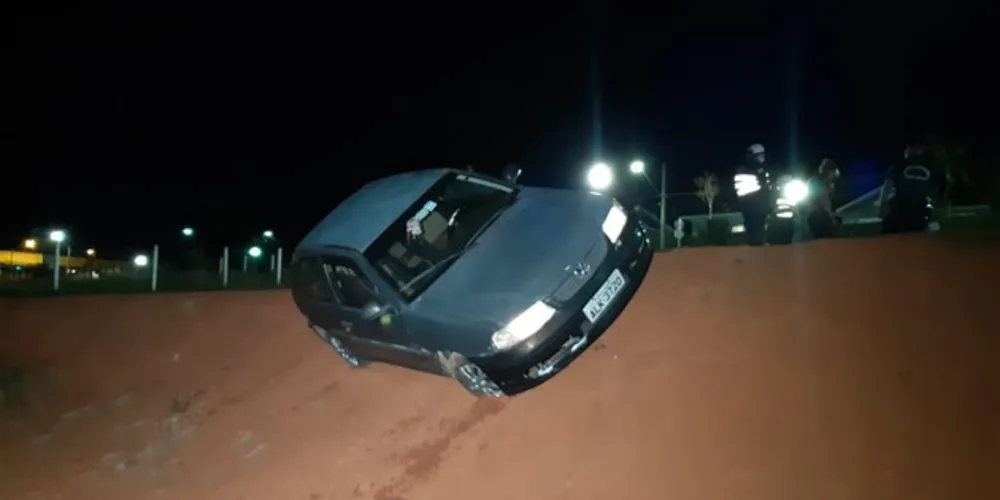 Imagem ilustrativa da imagem Bêbado, motorista tomba carro próximo ao Parque Linear