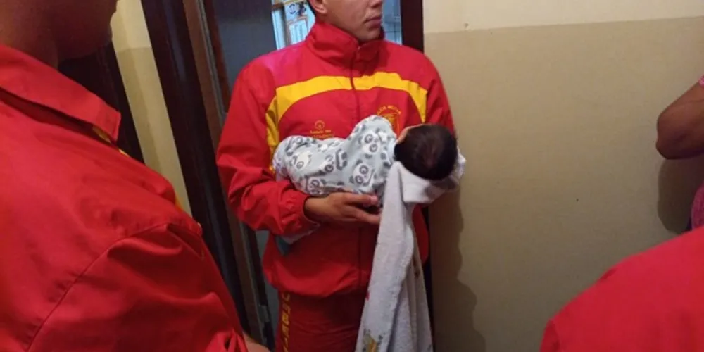 Bombeiros agiram rápido para salvar o bebê de apenas dois meses;