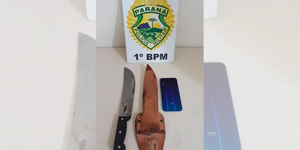 Arma branca utilizada no assalto foi apreendida pelos policiais;