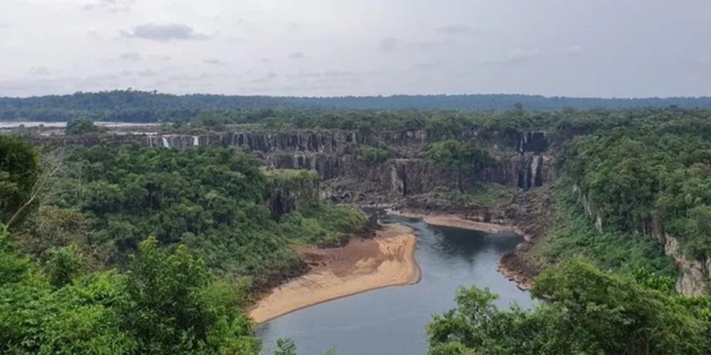 Grande parte de suas famosas quedas d’água secaram diante da falta de chuvas, criando um cenário desolador
