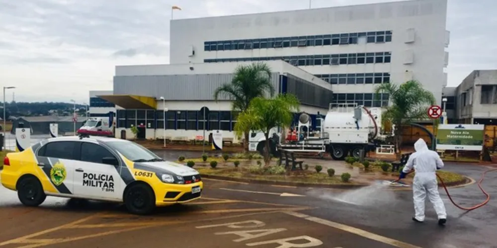 Durante a higienização de toda a área externa do hospital, os Policiais Militares realizaram orientação às pessoas e a sinalização dos locais que estavam sendo desinfetados pela SANEPAR, de modo a proporcionar segurança dos agentes e da comunidade ali presente