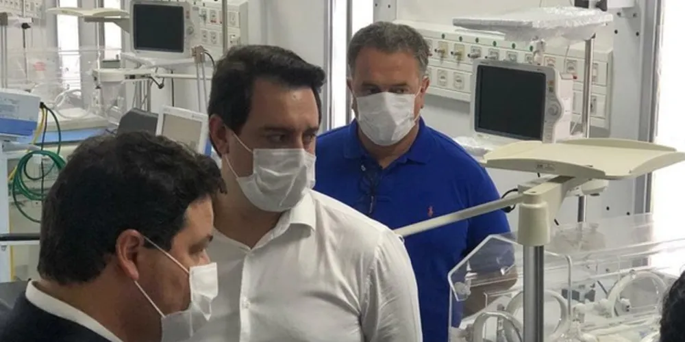 Ratinho Junior, o secretário Sandro Alex e o deputado Plauto Miró inspecionam as obras do Hospital de Telêmaco Borba