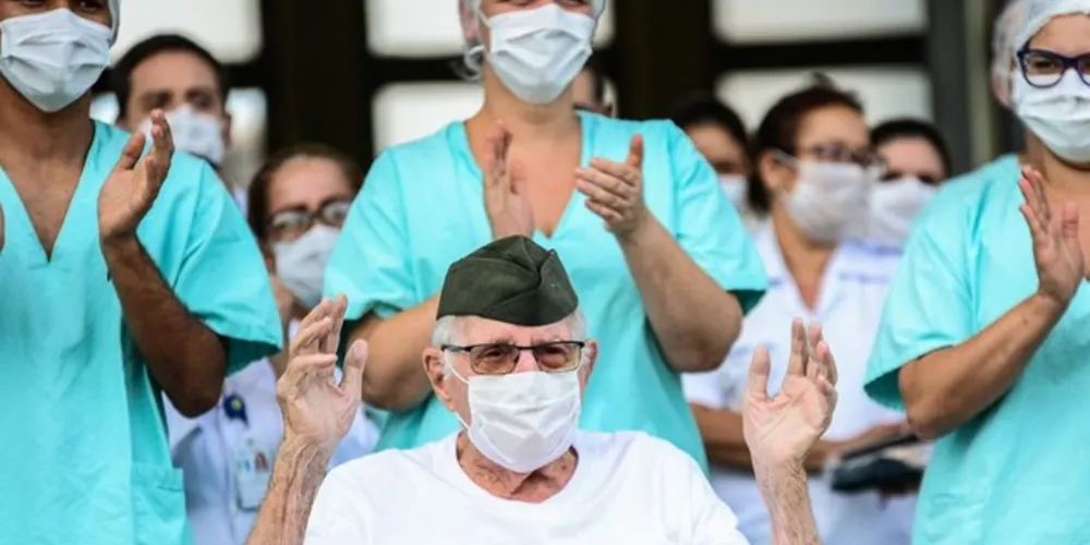 Ao deixar o hospital, o veterano agradeceu os cuidados da equipe de saúde
