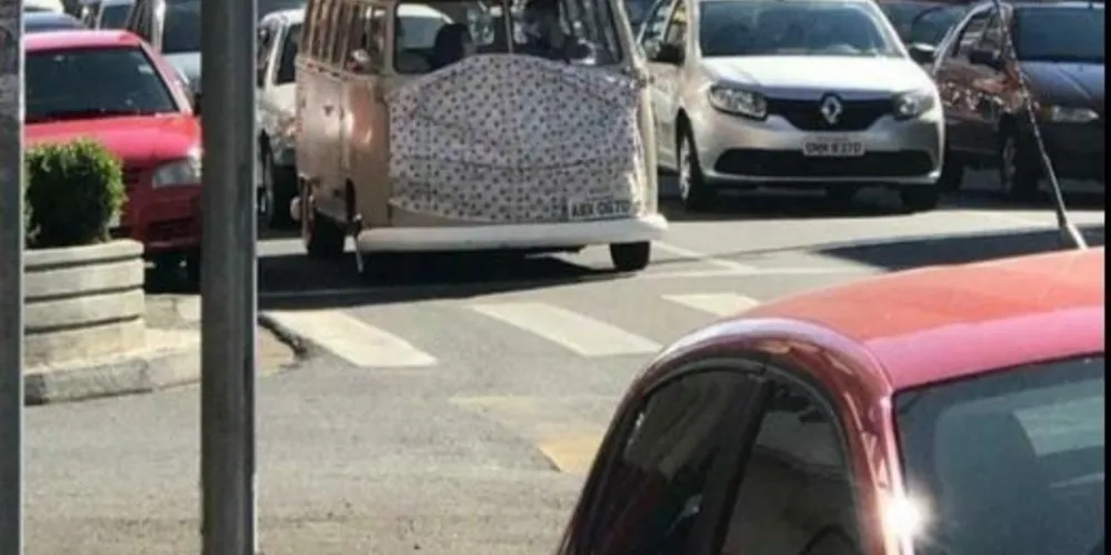 Kombi estilosa trafega pelas ruas da cidade com uma máscara