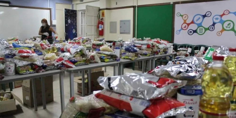 Os kits são destinados a estudantes beneficiários do Bolsa Família, que devem retirar a cesta na escola onde estão matriculados.