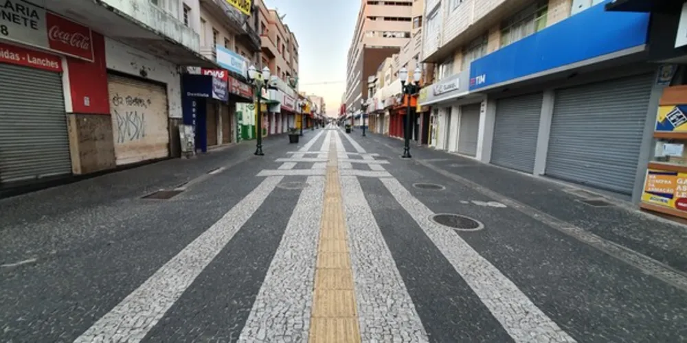 Comércio de rua está funcionando em regime de escala;