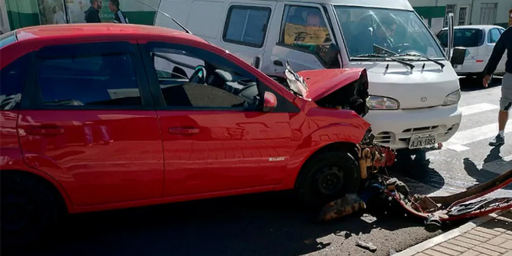 Imagem ilustrativa da imagem Acidente envolve dois carros e van no Centro