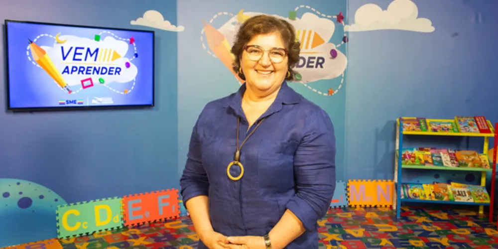 Secretária de Educação de Ponta Grossa, Esméria Saveli, no estúdio do programa Vem Aprender.