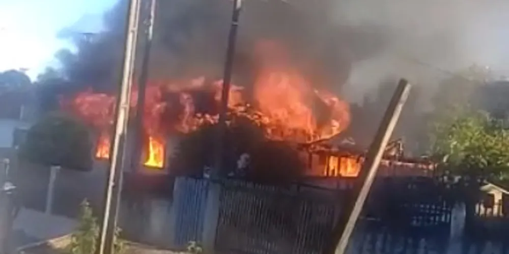 Imagem ilustrativa da imagem Casa é destruída pelo fogo em Reserva