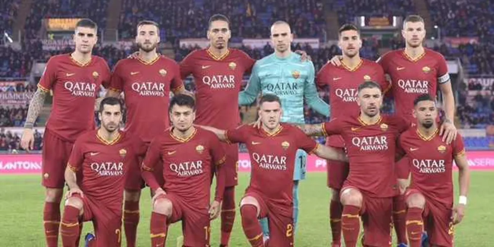 "Os jogadores de futebol da ASRoma, Paulo Fonseca e sua equipe, espontaneamente, optaram por ficar sem pagamento de quatro meses na atual temporada de esportes para ajudar o clube", dizia comunicado