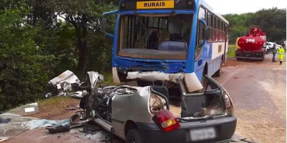  O carro em que todas as vítimas estavam se perdeu em uma curva e bateu de frente em um ônibus