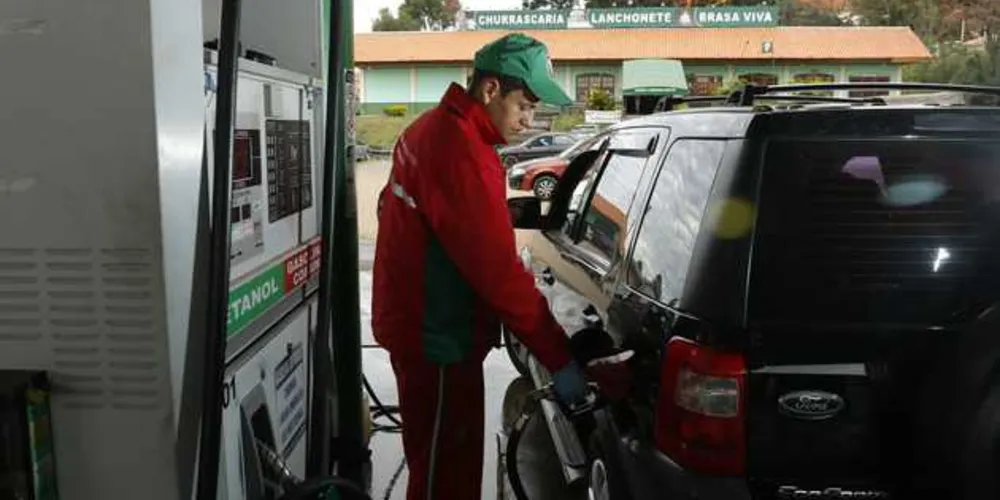 Imagem ilustrativa da imagem Petrobras anuncia queda de 8% no preço da gasolina