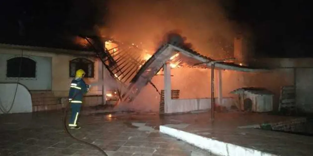 Principal suspeita é de que um curto-circuito tenha provocado o incêndio