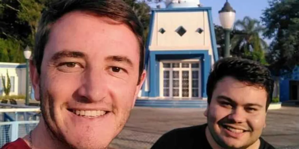 Padre Rodrigo e Lucas, aos pés da imagem de Nossa Senhora das Graças, no dia da foto do cartaz