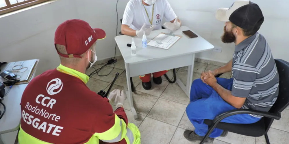 Além da entrega de materiais, equipes da concessionária dão orientações de saúde aos caminhoneiros