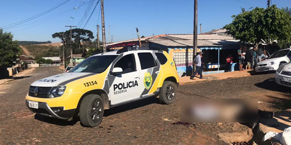 Vítima foi atingida por vários tiros e morreu ainda no local do crime