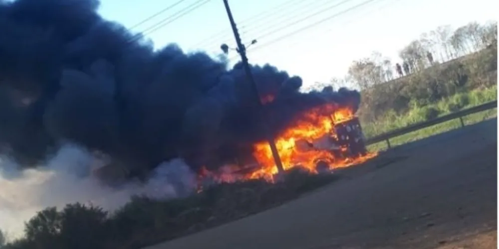 Imagem ilustrativa da imagem Urgente: carreta pega fogo na Souza Naves