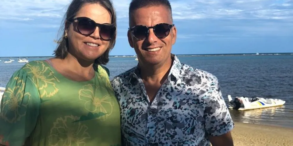 FELICITAÇÕES - A profissional da Odontologia Alexsandra Ramos Cury celebrará a chegada de seu aniversário no próximo sábado (25). No registro Alexsandra e seu marido Mauricio Cury. Da coluna RC os votos de alegrias e sucesso.