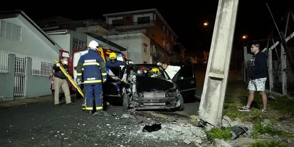 Carro ficou destruído após o acidente e duas pessoas ficaram feridas