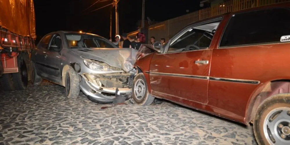 Duas pessoas tiveram ferimentos leves e foram atendidas pelos bombeiros