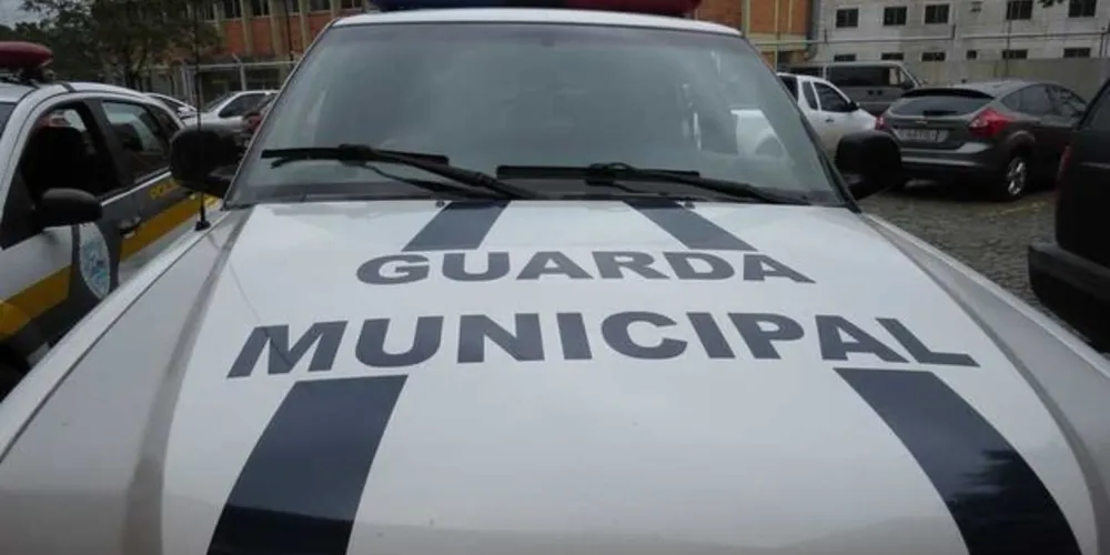 Guardas conseguiram deter duas pessoas que desacataram a equipe