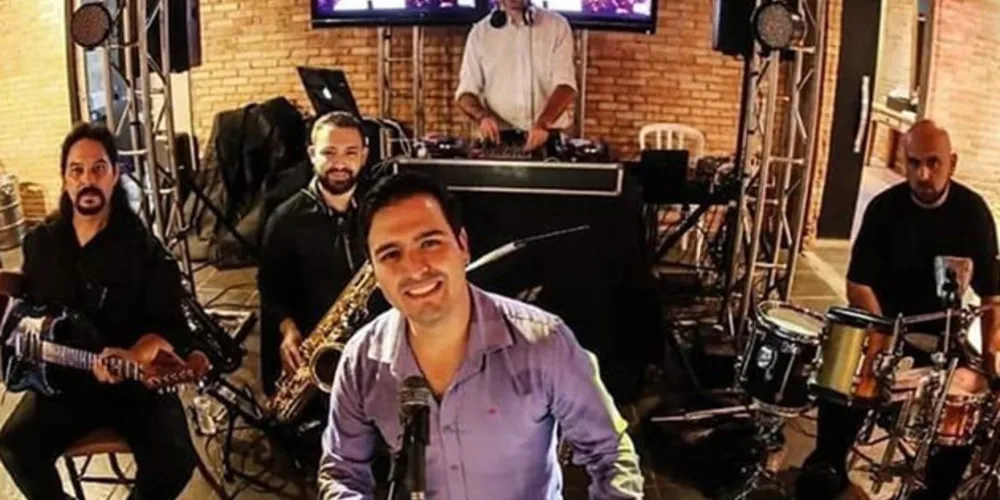 Banda se apresenta a partir das 21h neste domingo