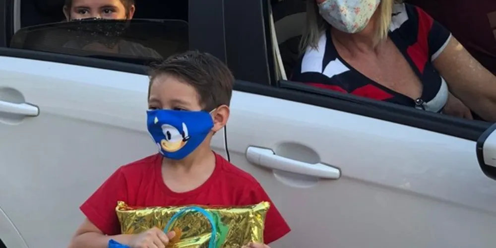Familiares fizeram fila de carros para tirar foto e entregar presente ao aniversariante