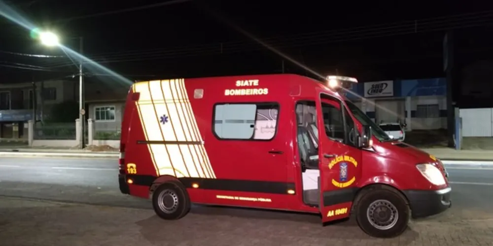 Bombeiros prestaram atendimento ao rapaz ferido;