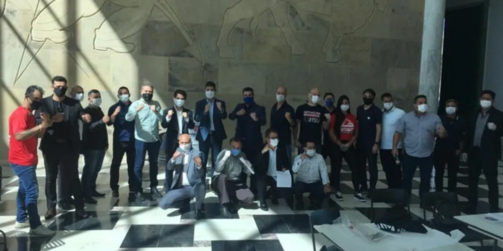 Todos de máscara, os líderes de academia se reuniram no Palácio Iguaçu, em Curitiba 