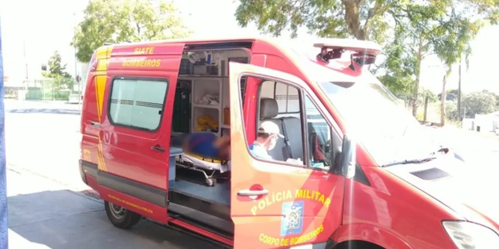 A equipe do Siate do Corpo de Bombeiros foi acionada e prestou atendimento. O homem foi encaminhado para o Pronto Socorro Municipal (PSM) com ferimentos leves.