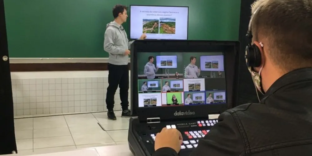 Escola Yvone Pimentel, de Curitiba, é o local onde são produzidas e também transmitidas as aulas.
