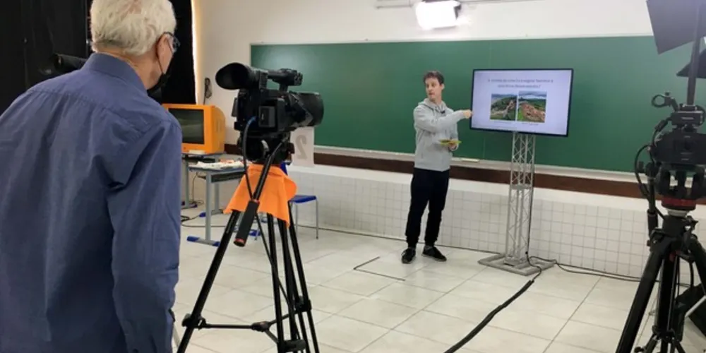Rede estadual já vem adotando videoaulas