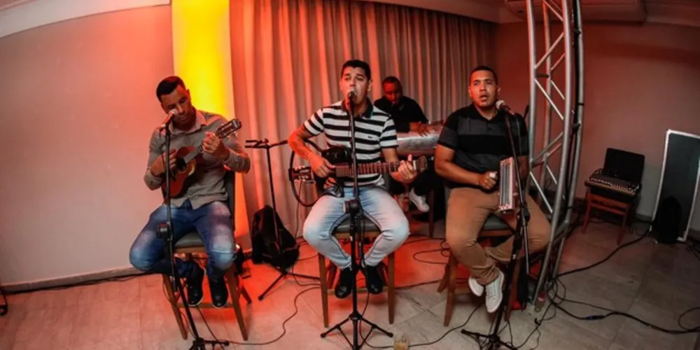 Imagem ilustrativa da imagem Confira a live do grupo de pagode Pela Hora em aRede