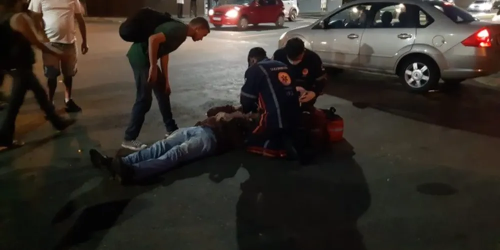 Imagem ilustrativa da imagem Batida entre carro e moto deixa homem ferido em Uvaranas
