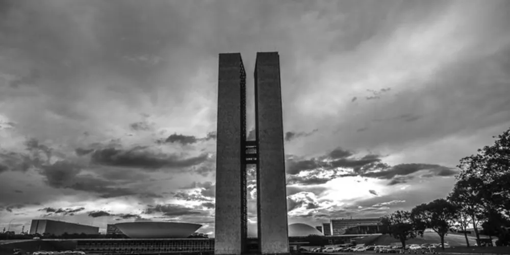 Deputados de partidos da oposição tentam ampliar a proposta para todos os estudantes que têm o financiamento