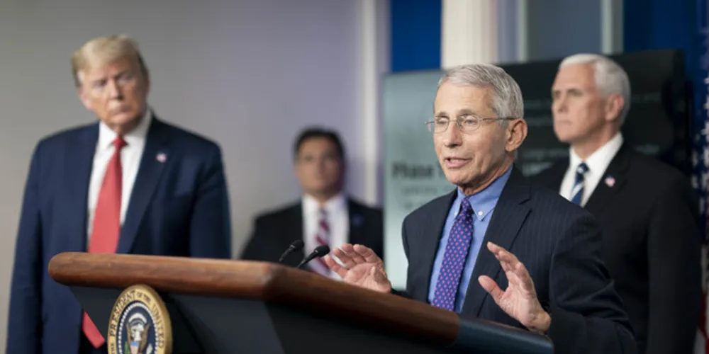 O presidente Donald J. Trump ouve o diretor do Instituto Nacional de Alergia e Doenças Infecciosas, Dr. Anthony S. Fauci